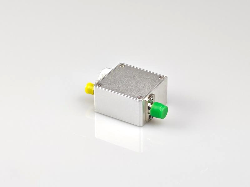 The DET30 bias photodetector is a compact, unamplified, fiber-optic input, battery-powered detector with very low noise, and can be used to detect optical signals with ps-level pulse widths.