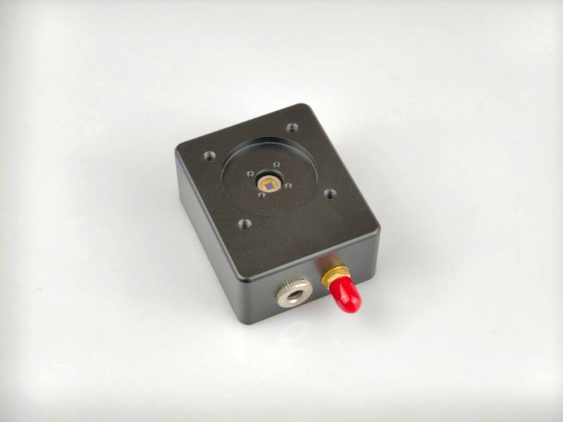 DET20 series bias photodetector for mW level optical power detection, using free space light input, the series of photodetectors without amplification circuit, with very low noise, the module using analog signal output.