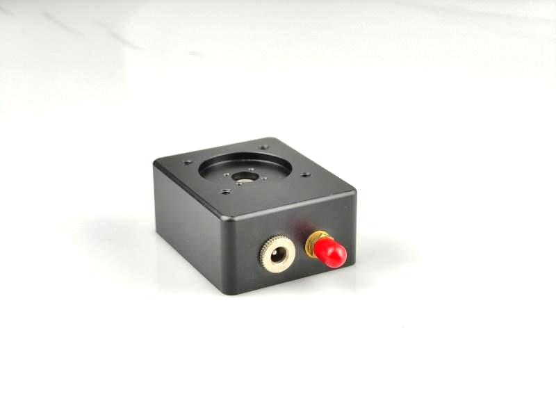 ‌300-1000nm UV-enhanced Free-space Avalanche Photodetector